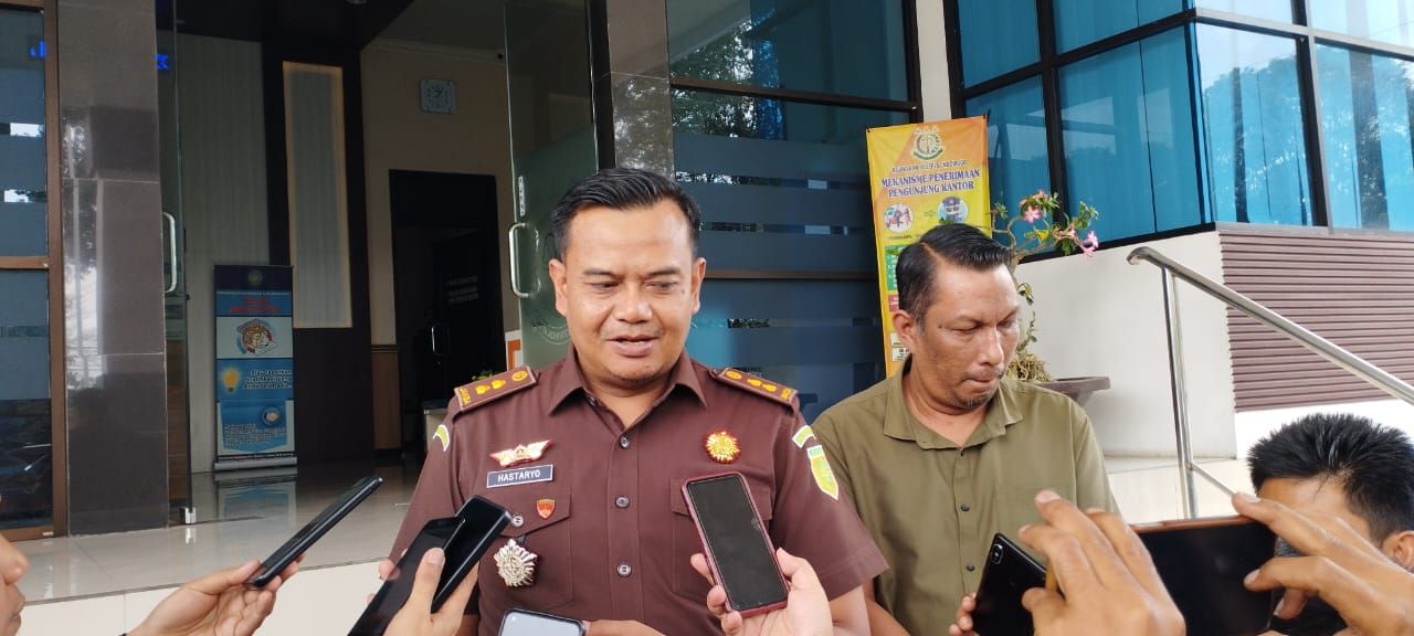 Kejaksaan Negeri Bondowoso resmi SA dijadikan tersangka atas kasus korupsi Dana Desa. ( Foto : Jatimkini.com / CR 01 )