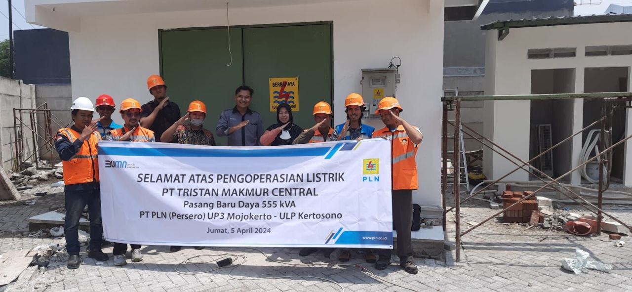 PLN melakukan pengoperasian pasang baru pelanggan industri makananan kemasan di Mojokerto PT Tristan Makmur Centralindo daya 555 kVA. (Foto: PLN for Jatimkini.com)
