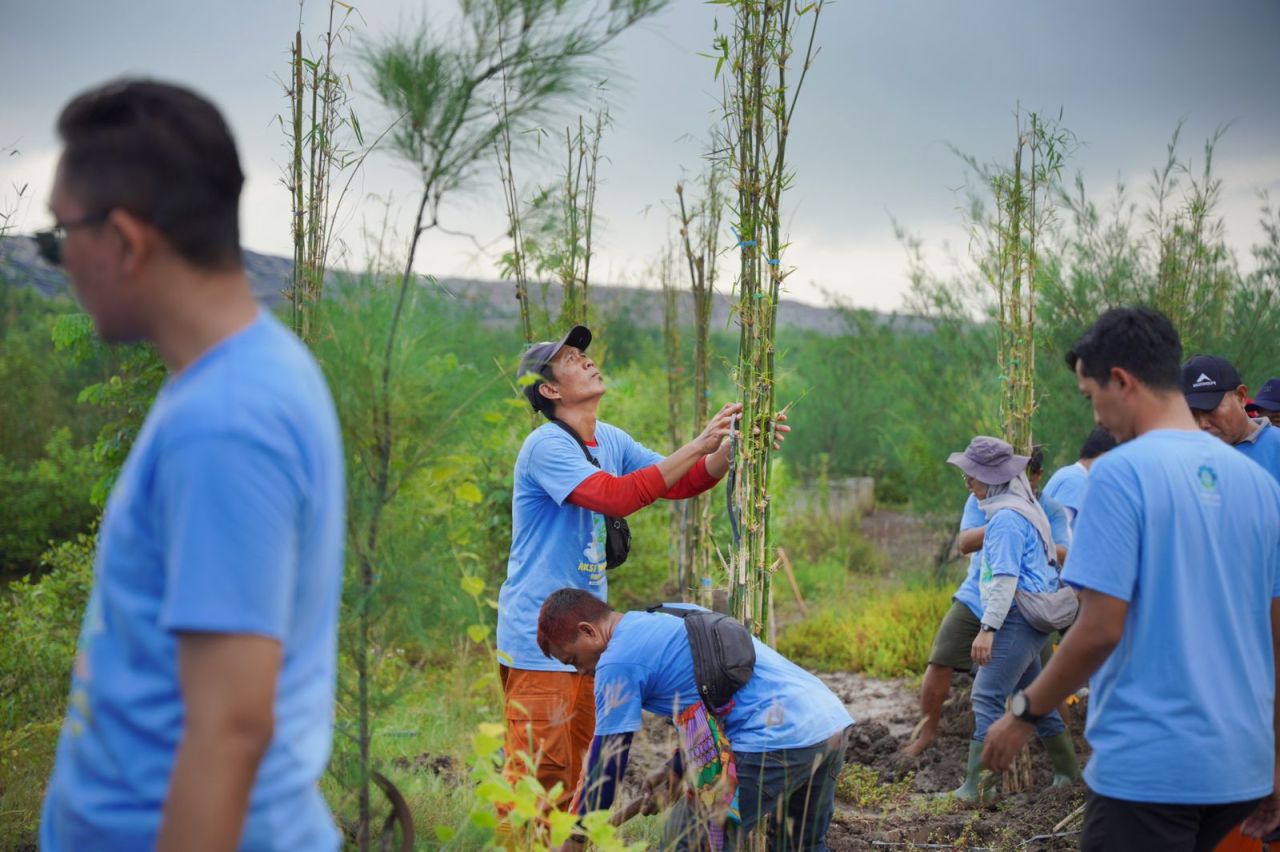 Petugas sedang tanam pohon di area green belt Tempat Pembuangan Akhir (TPA) Benowo. (Foto: PLN for Jatimkini.com)
