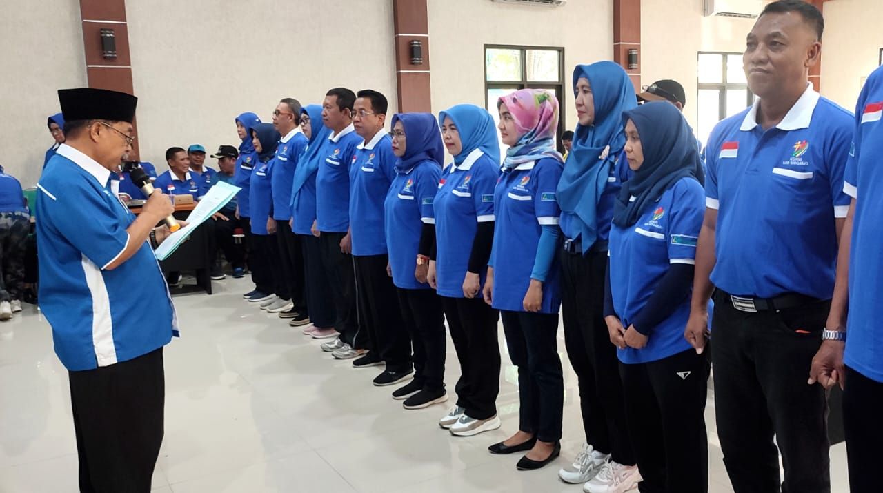 Ketua Umum KORMI Kabupaten Sidoarjo MG. Hadi Sutjipto (kiri) mengukuhkan pengurus KORMI Kecamatan se-Kabupaten Sidoarjo, di Sidoarjo.( Foto : Jatimkini.com / Rere )