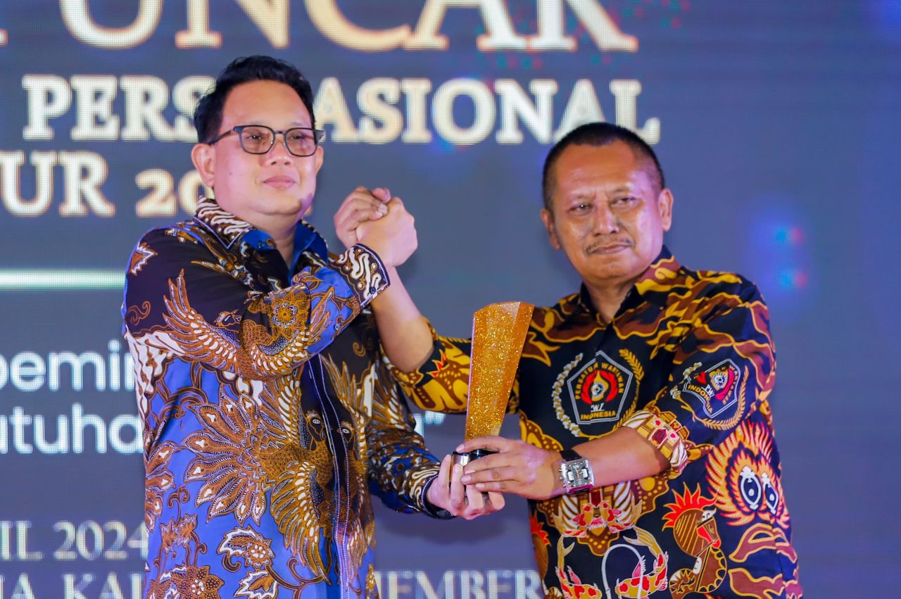 Pj Gubernur Jatim Dr Adhy Karyono saat menerima penghargaan dari PWi Jatim di ajang HPN 2024 ( Foto : Istimewa )