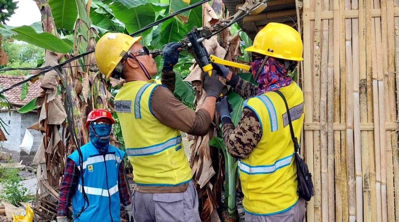 Personel PLN lakukan penormalan listrik pasca banjir lahar Semeru di Lumajang. (Foto: PLN for Jatimkini.com)