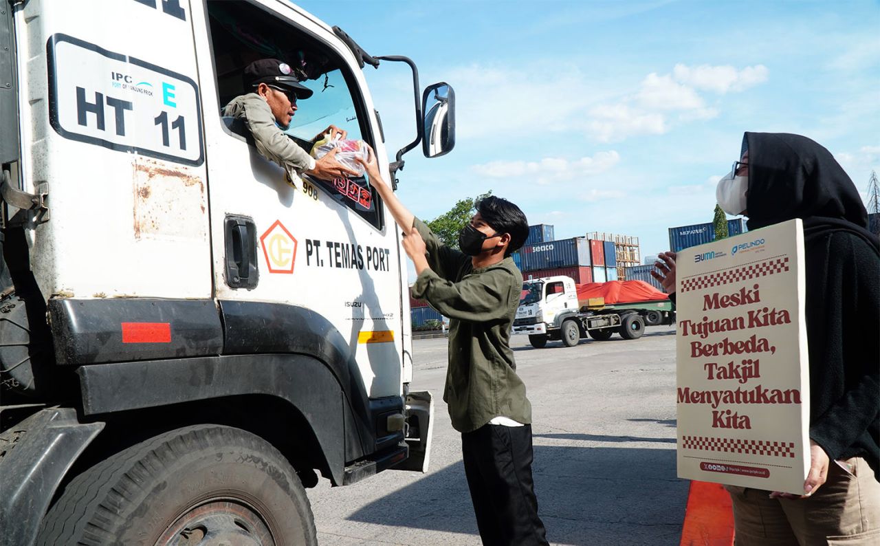 IPC TPK menyediakan ratusan paket buka puasa yang dibagikan kepada sopir truk peti kemas di sekitar pelabuhan. (Foto-foto: Dok SPTP)
