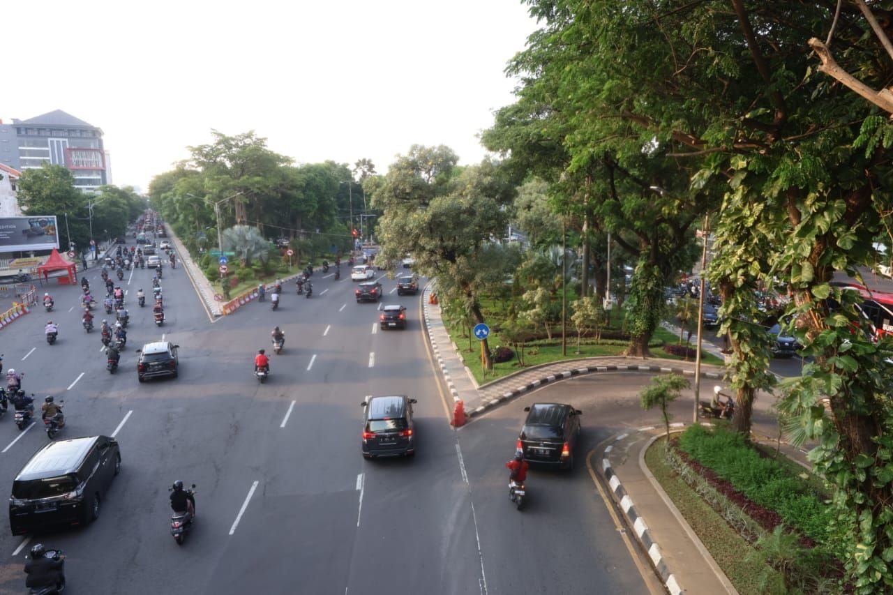 Kawasan Jalan Raya Darmo kerap dimanfaatkan oknum untuk menyediakan parkir liar dengan tarif tiga kali lipat dari harga normal. (Foto: dok Pemkot Surabaya)