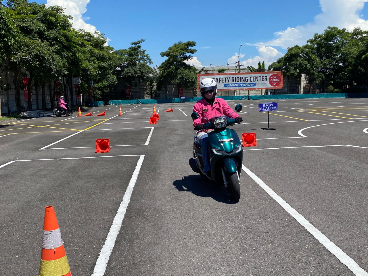 Praktik edukasi safety riding oleh kalangan perempuan di MPM Learning Center Sedati, Sidoarjo. Foto : MPM