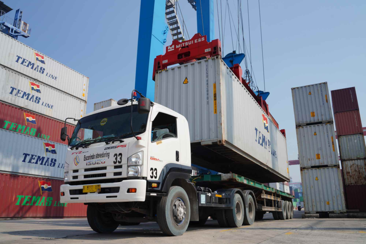 Kegiatan operasional di Terminal Tanjung Priok. Foto : SPTP