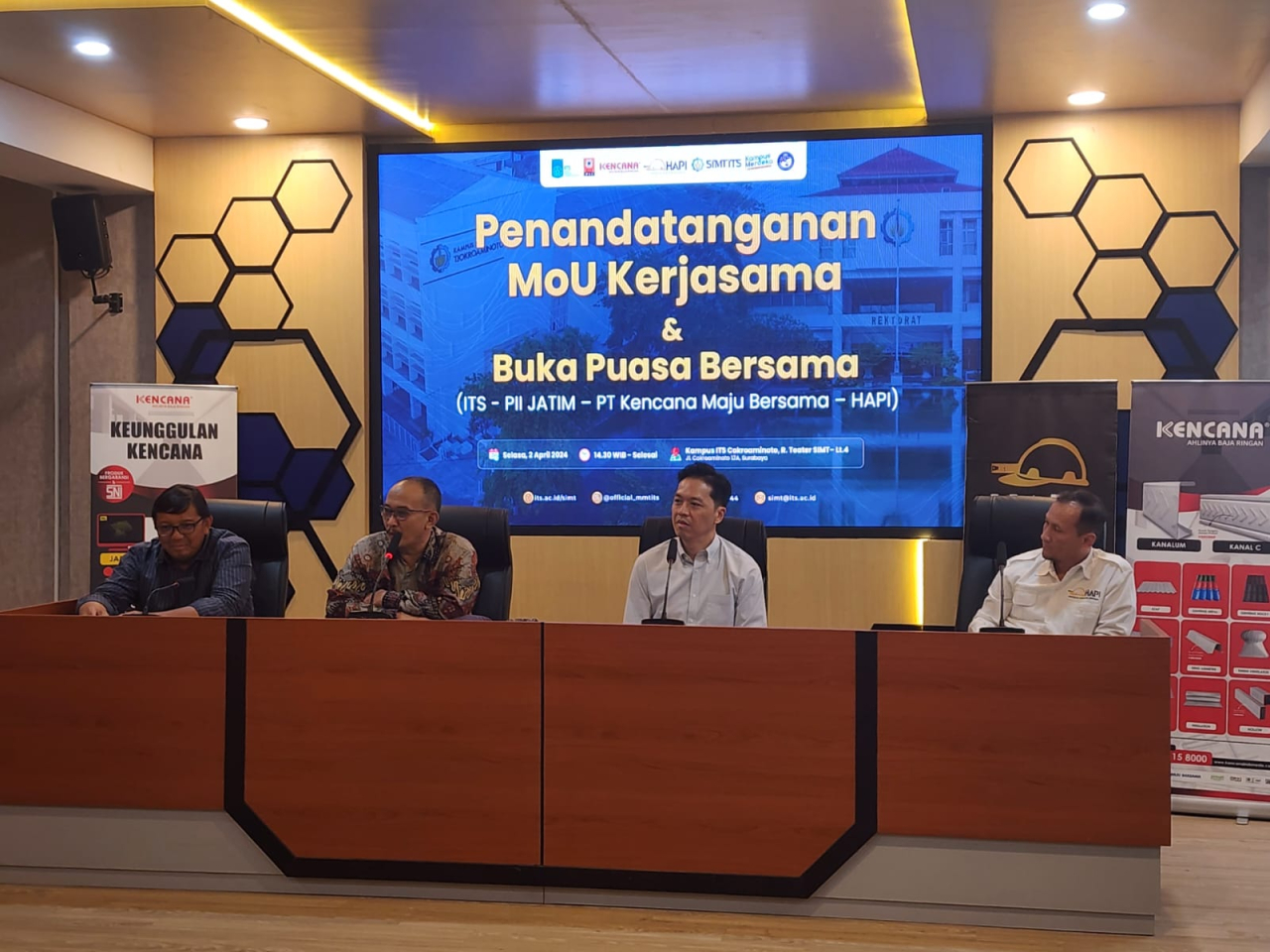 Pemaparan narasumber Kencana, HAPI, ITS dan PII dalam proses MoU. Foto : Peni Widarti