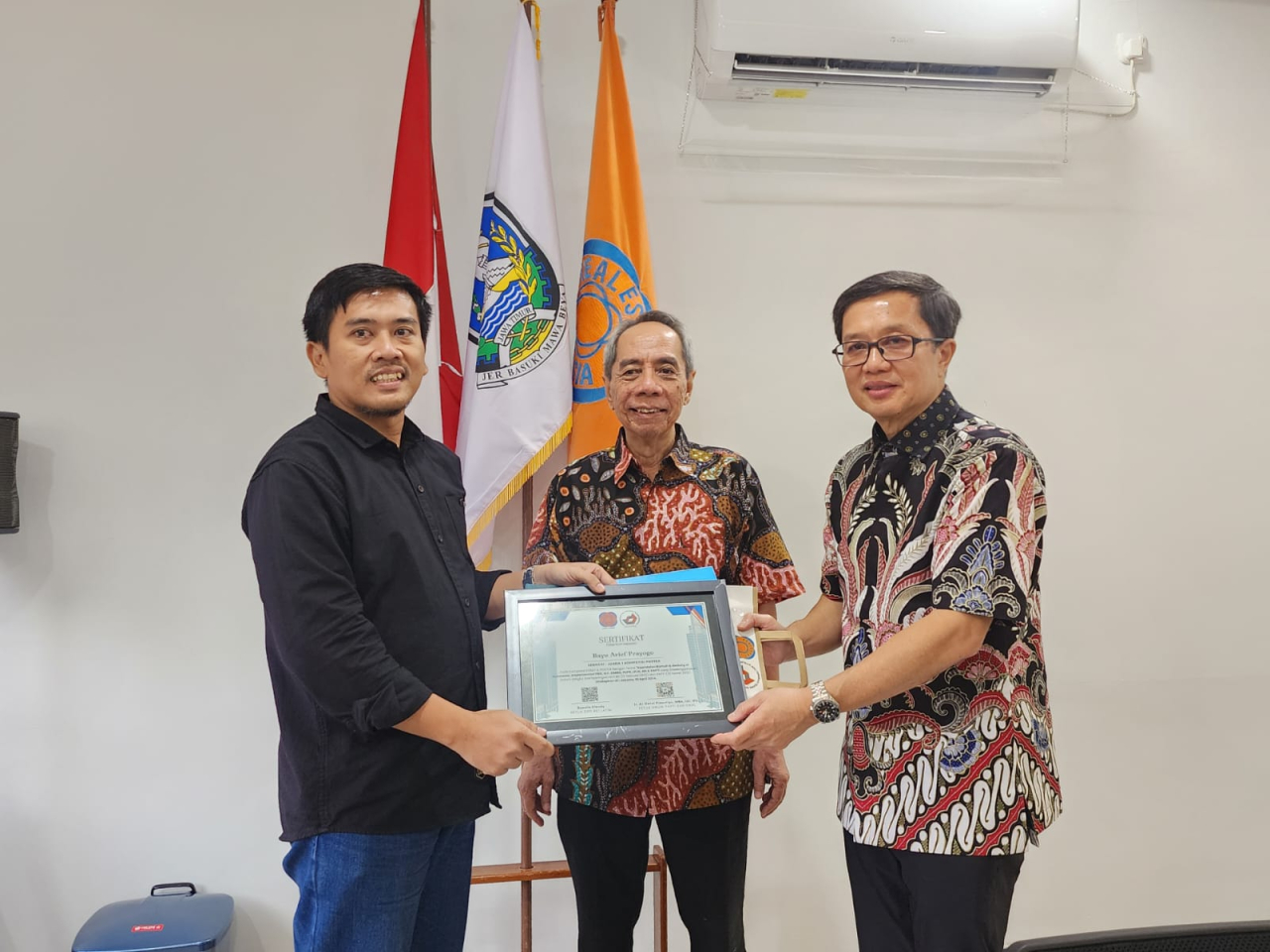 Ketua PAPTI Nasional Gatut Prasetyo (tengah) dan Ketua REI Jatim, Soesilo Efendy (kanan) saat menyerahkan hadiah secara simbolis kepada pemenang kompetisi esai dan poster REI & PAPTI di Surabaya, Selasa (23/4/2024). Foto : Peni Widarti