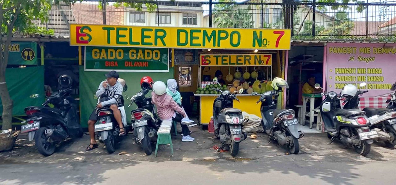 Salah satu pusat kuliner legendaris yang banyak dikunjungi pengunjung di Jalan Gede, Kota Malang, Jawa Timur, Kamis (25/4).