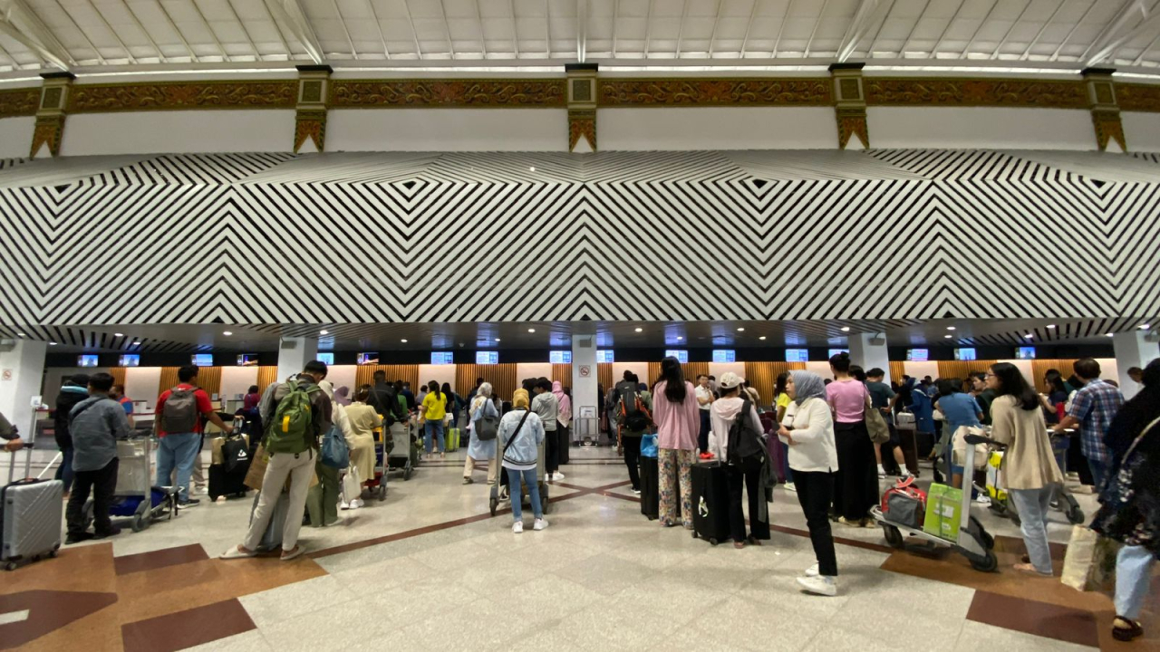Suasana antrean checkin di Bandara Internasional Juanda. Foto : AP I