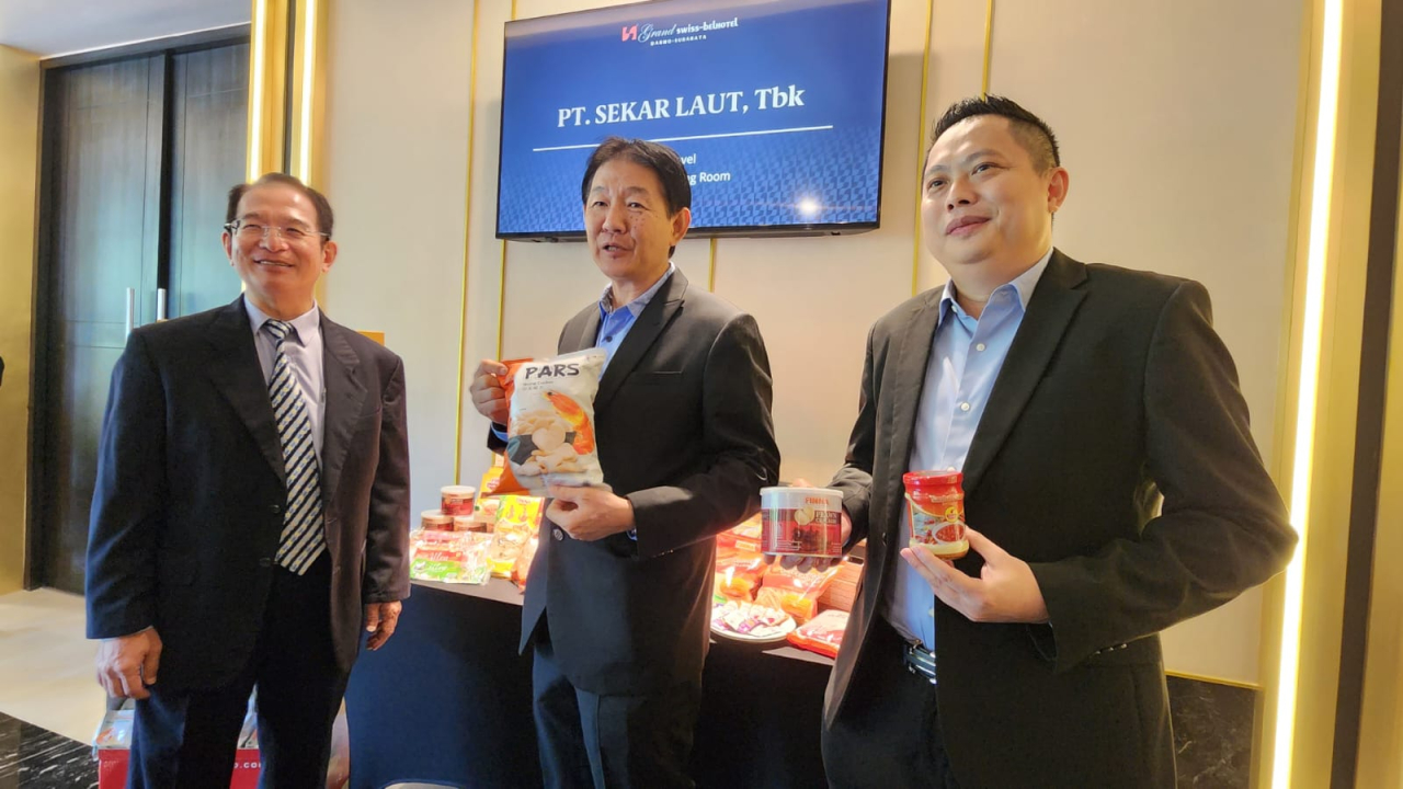 Dari kiri-kanan, Direktur Sekar Laut John C Gozal, Direktur S. Sandiono Sungkono dan Corporate Secretary Jimmy Herlambang memamerkan salah satu produk kerupuk Sekar Laut usai paparan publik, Selasa (30/4/2024). Foto: Peni Widarti