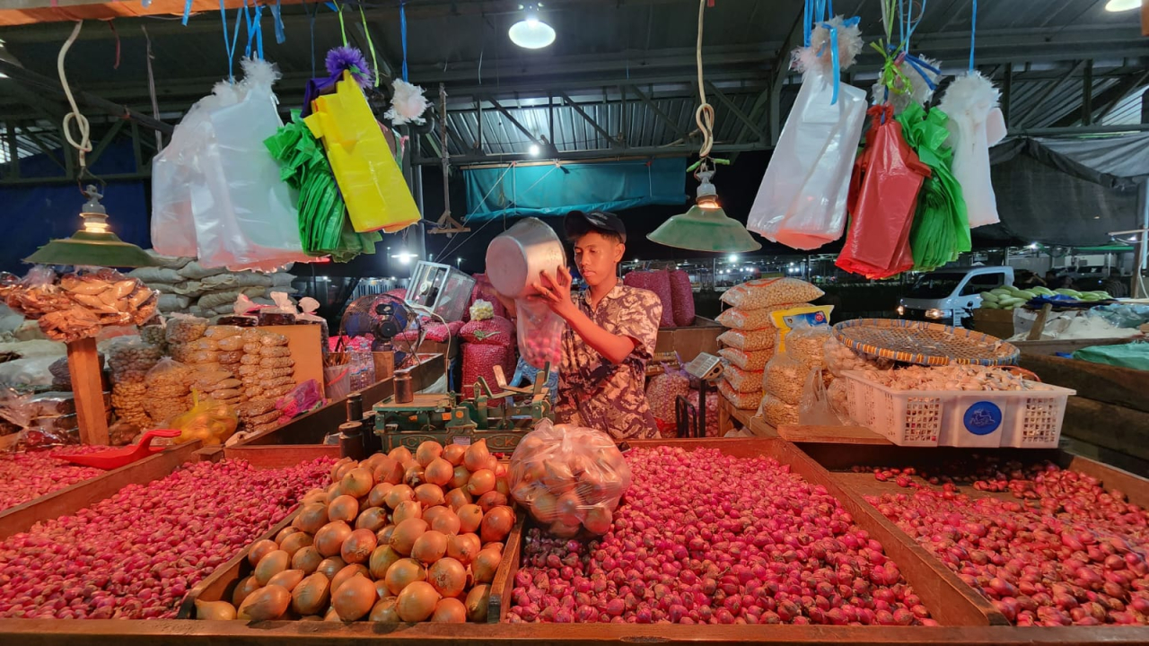 Pedagang aneka bawang di Pasar Induk Sidotopo Surabaya. Foto : Peni Widarti