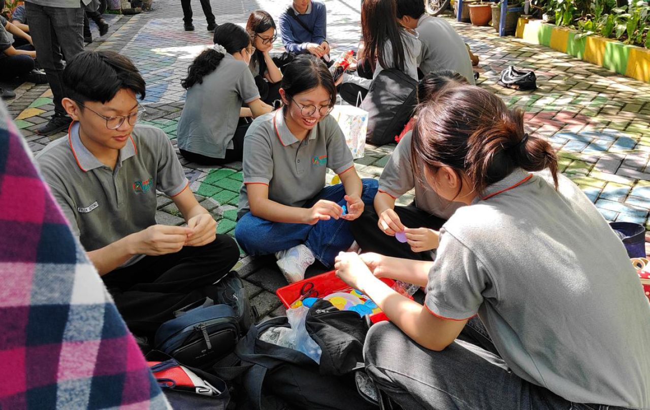 Pelajar SMA Kristen Petra Acitya Sidoarjo mempraktikkan mendaur ulang sampah untuk menjadi bahan bernilai. (foto-foto: dok.KES)
