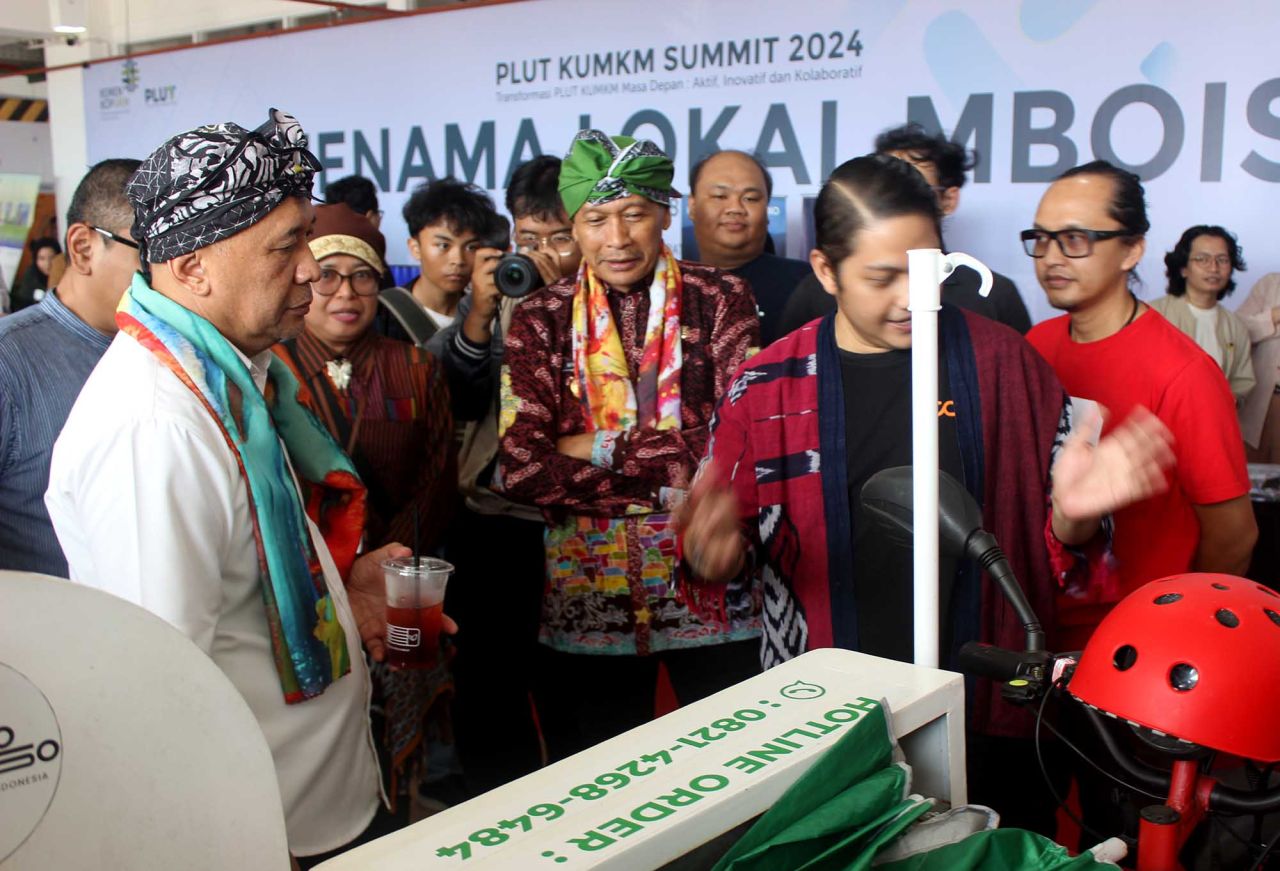 Penjabat Wali Kota Malang Wahyu Hidayat (tengah) mendampingi Menteri Koperasi dan UKM Teten Masduki saat gelaran Plut KUKM Summit 2024 di Malang Creative Center, Kota Malang, Jawa Timur, Jumat (26/4). Foto: Jatimkini/Bagus Suryo