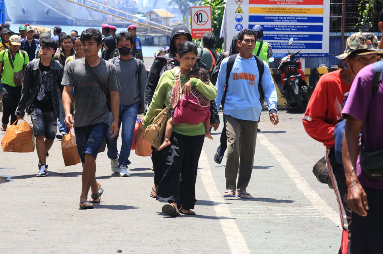 Sejumlah penumpang saat turun dari kapal roll on roll off di terminal penumpang Pelabuhan Tanjung Perak, Surabaya pada angkutan lebaran 2024. (Foto: Pelindo Sub Regional Jawa)