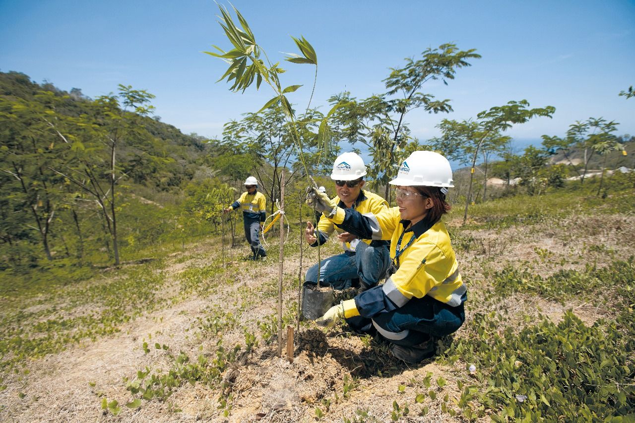 Aksi yang dilakukan para karyawan perusahaan tembang dibawah naungan MCG lakukan aksi bersih-bersih sambut Hari Bumi sedunia. ( Foto : MCG for Jatimkini.com)