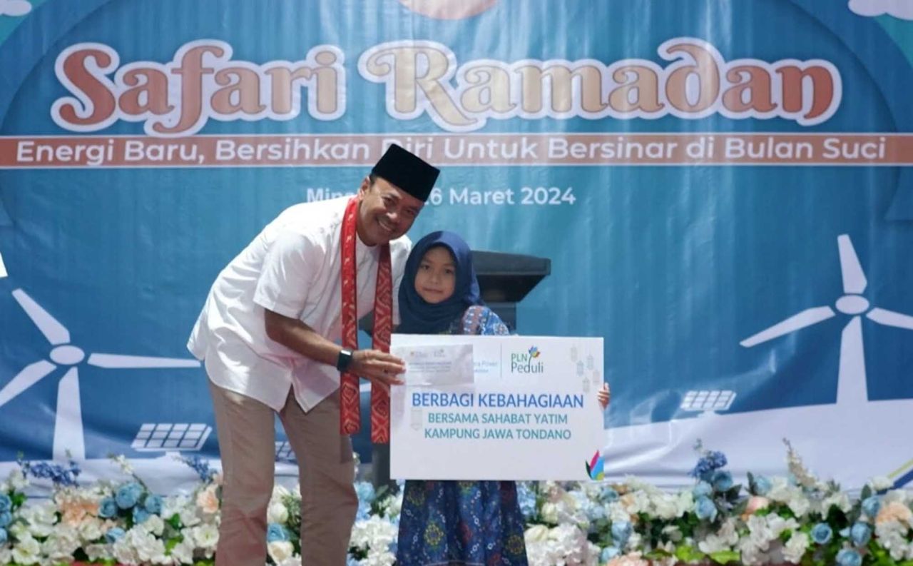 Direktur Utama PLN Nusantara Power Ruly Firmanyah menyerahkan simbolis bantuan kepada penerima manfaat di Minahasa, Sulawesi Utara. Foto: Dok. PLN NP