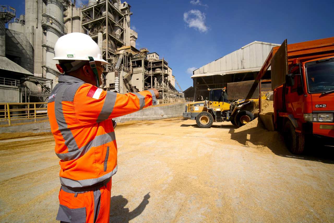 Proses bongkar muat sekam padi di storage area sekam padi di Pabrik Lhoknga, Kabupaten Aceh Besar, Provinsi Aceh. Foto : SIG