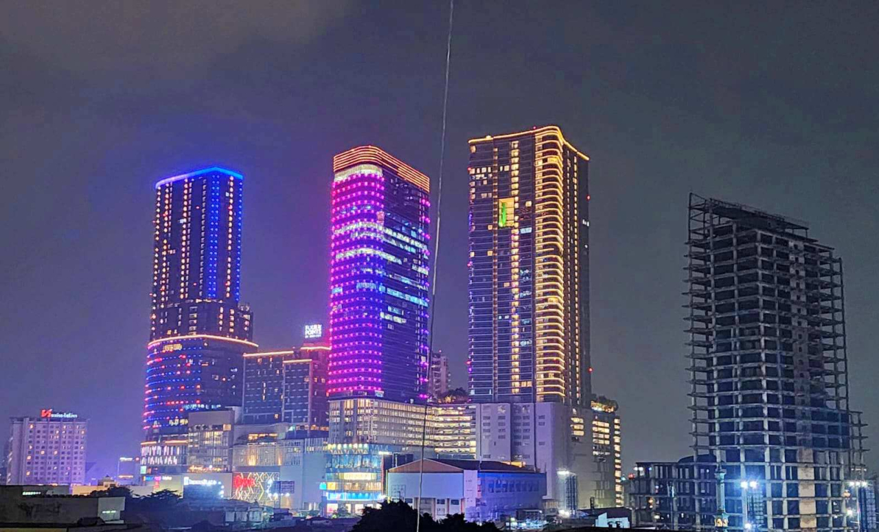 Tampak megah gedung Tunjungan Plaza Surabaya di malam hari. Foto : Peni Widarti