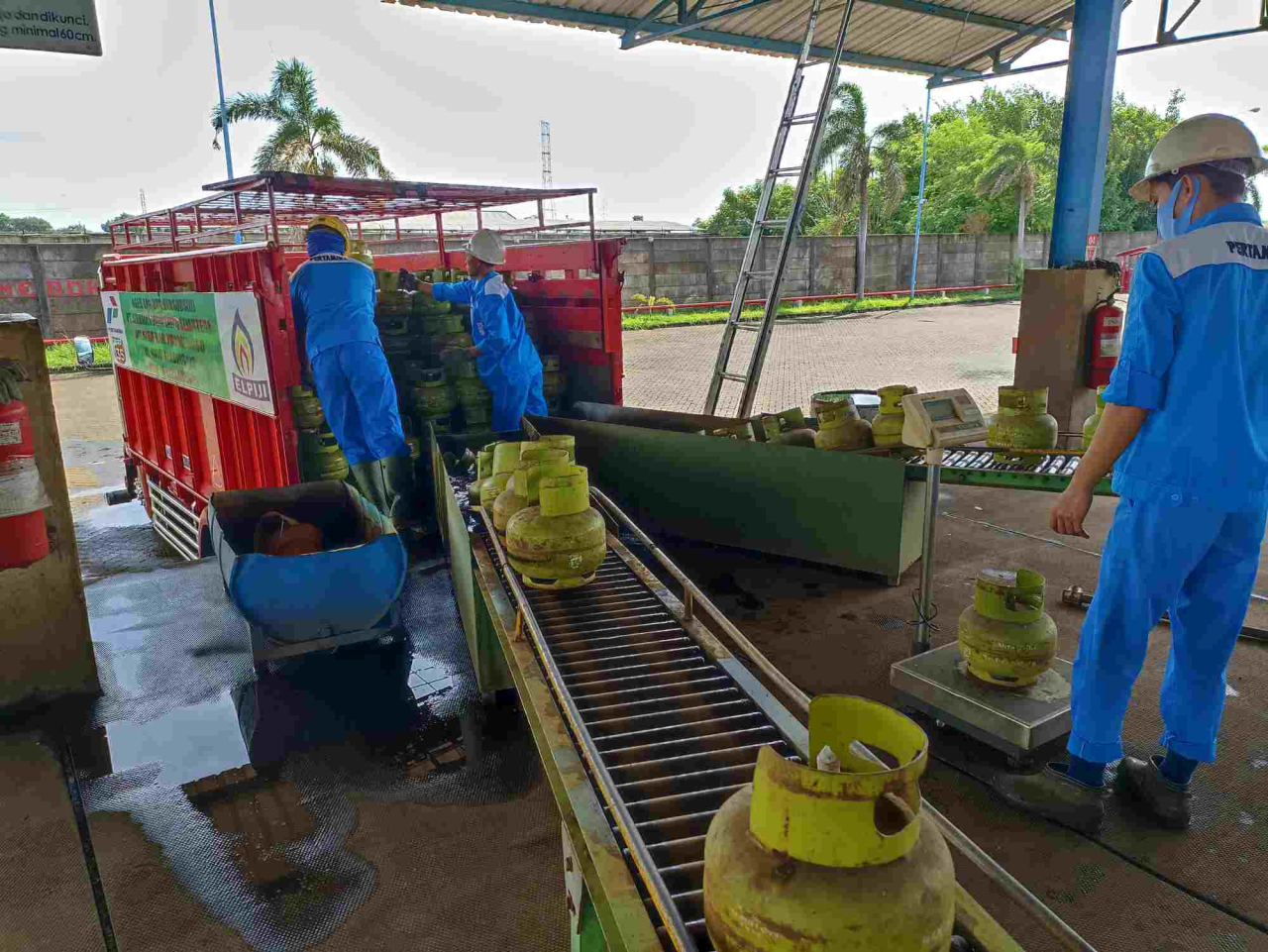 Kegiatan distribusi gas LPG 3kg bersubsidi di salah satu pangkalan LPG di Jatim. Foto : Pertamina Patra Niaga