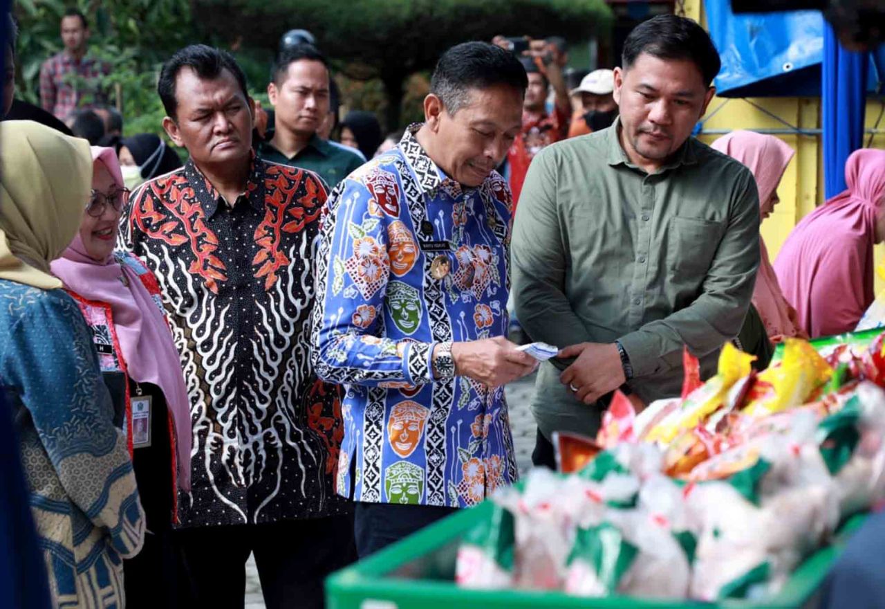 Penjabat Wali Kota Malang Wahyu Hidayat saat Gerakan Pangan Murah di Kecamatan Blimbing, Kamis (4/4). Foto: Dok. Bagian Protokol dan Komunikasi Pimpinan Kota Malang