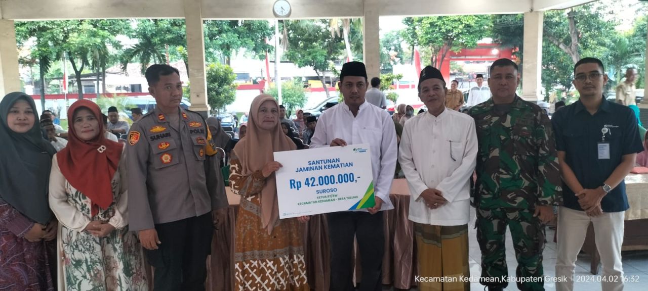 Penyerahan manfaat program BPJS Ketenagakerjaan di Pendopo Kantor Kecamataan Kedamean Gresik. (Foto: BPJS Ketenagakerjaan for Jatimkini.com )