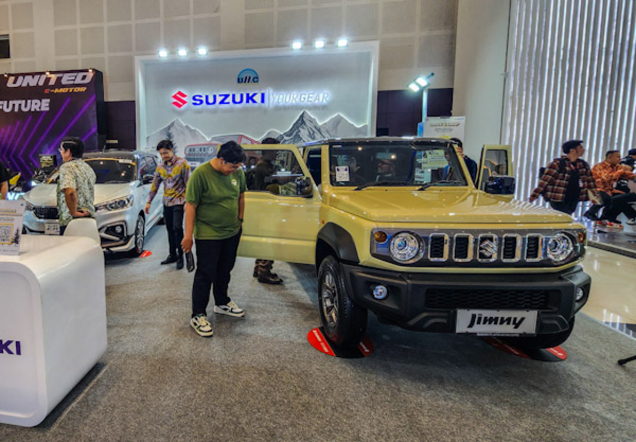 Suzuki Jimny 5-Doors dalam pameran IIMS Surabaya 2024. Foto : Peni Widarti