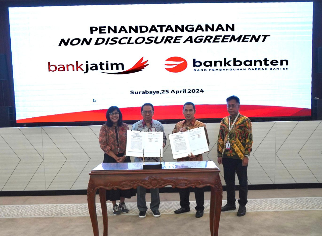 Penandatanganan NDA antara Bank Jatim dan Bank Banten dalam penjajakn Kelompok Usaha Bank (KUB). Foto : Bank Jatim
