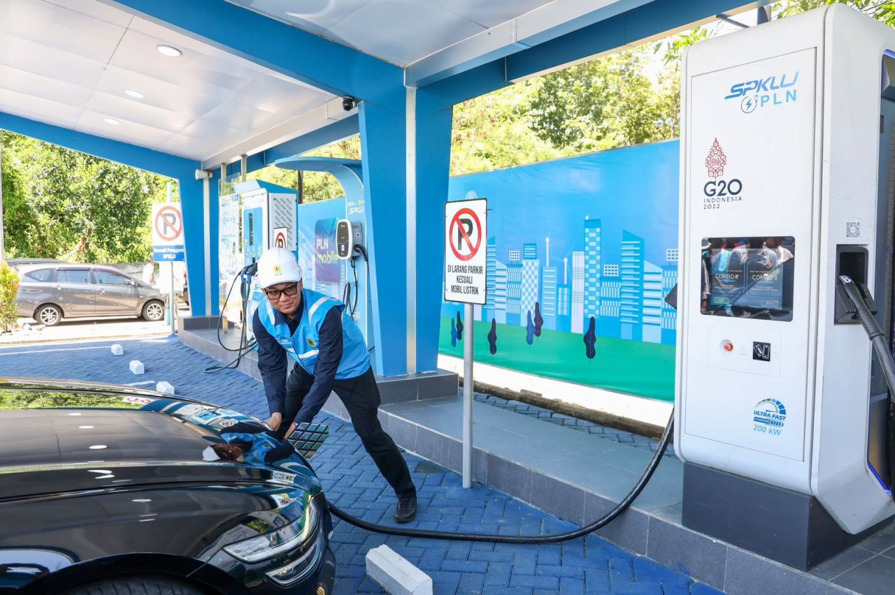 Direktur Utama PLN Darmawan Prasodjo saat mencharging di SPKLU.  (Foto: PLN for Jatimkini.com)
