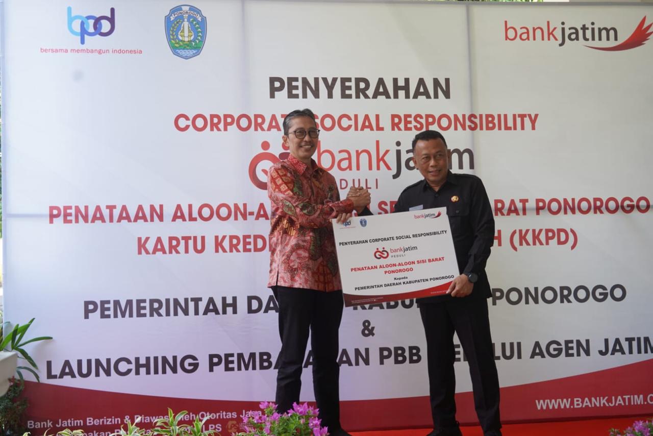 Penyerahan bantuan pendataan Alun-Alun Ponorogo oleh Bank Jatim. Foto : BJTM