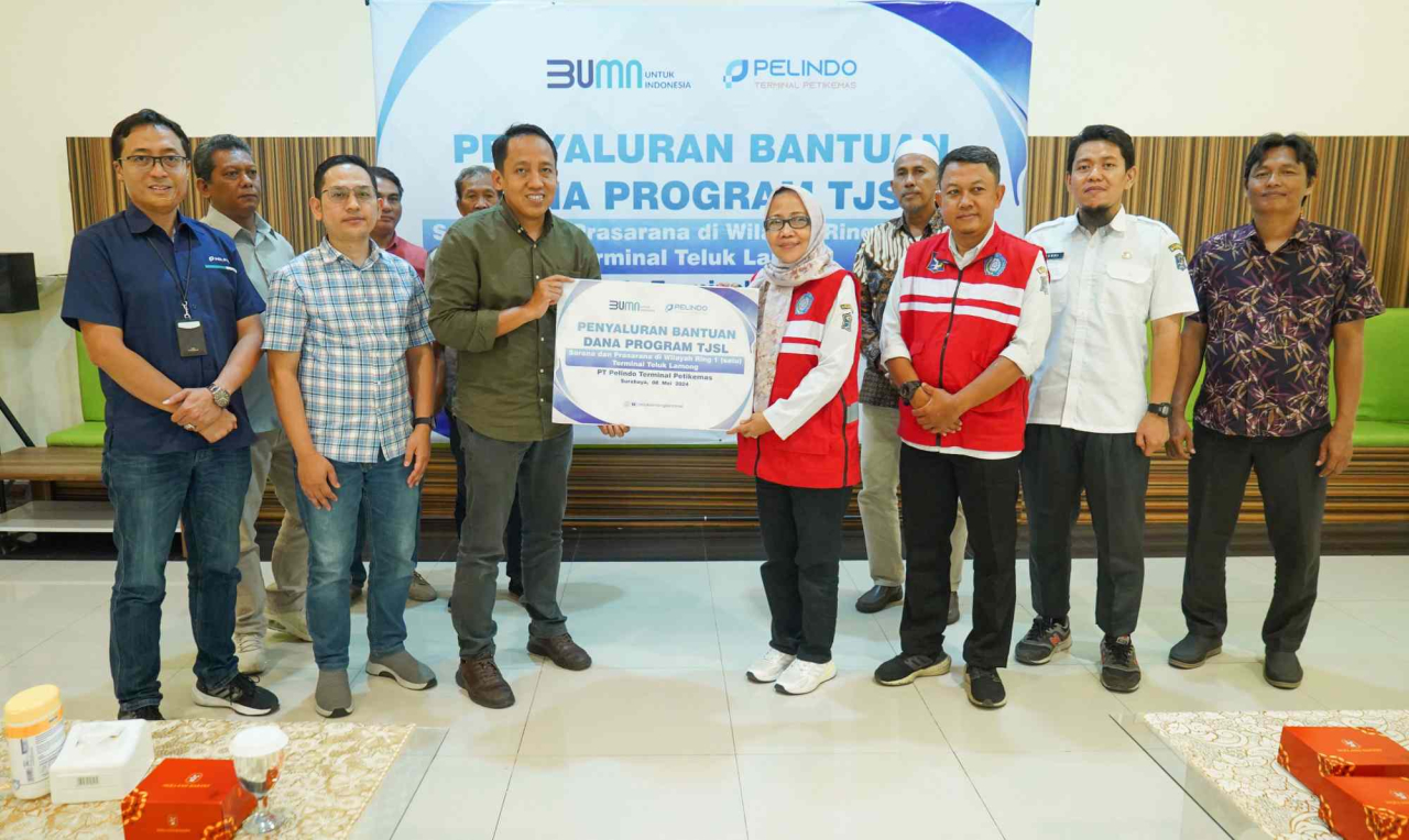 Kegiatan penyaluran bantuan bagi warga sekitar Terminal Teluk Lamong. Foto : TTL