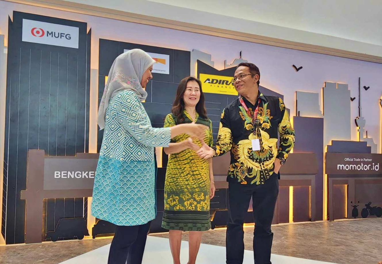 Regional Corporate Officer Bank Danamon, Irene Sri Redjeki (tengah) dan Regional Collection Head Jatim Adira Finance, Djoko Witono (kanan) usai konferensi pers IIMS Surabaya 2024. Foto : Peni Widarti