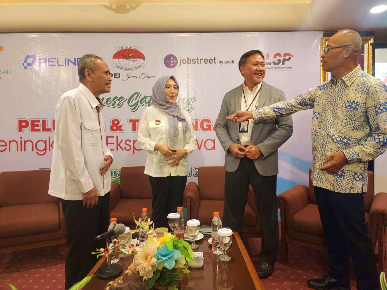 Dari kiri-kanan, Ketua GPEI Jatim Isdarmawan Asrikan, Wakil Ketua Bidang Perdagangan Luar Negeri GPEI Jatim Sri Rahayu, Transaction Service Department Head BSI Tjahjono Soebroto dan Ketua INSA Surabaya Stenven Lesawengen dalam Gathering GPEI di Surabaya,