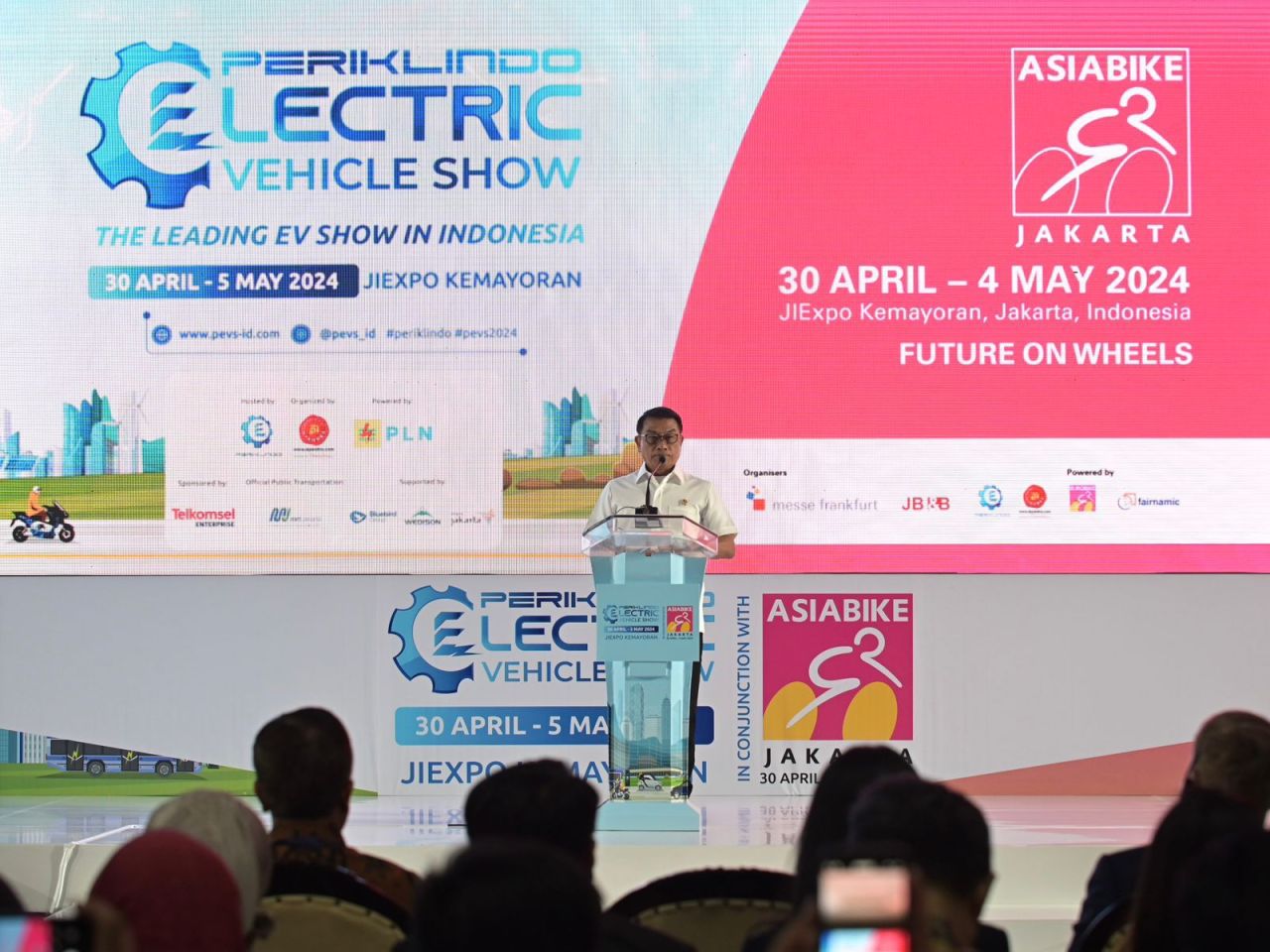 Jenderal TNI (Purn) Moeldoko resmi membuka Periklindo Electric Vehicle Show (PEVS) yang digelar di JIEXPO Kemayoran, Jakarta pada Selasa (30/4). (Foto: PLN for Jatimkini.com)