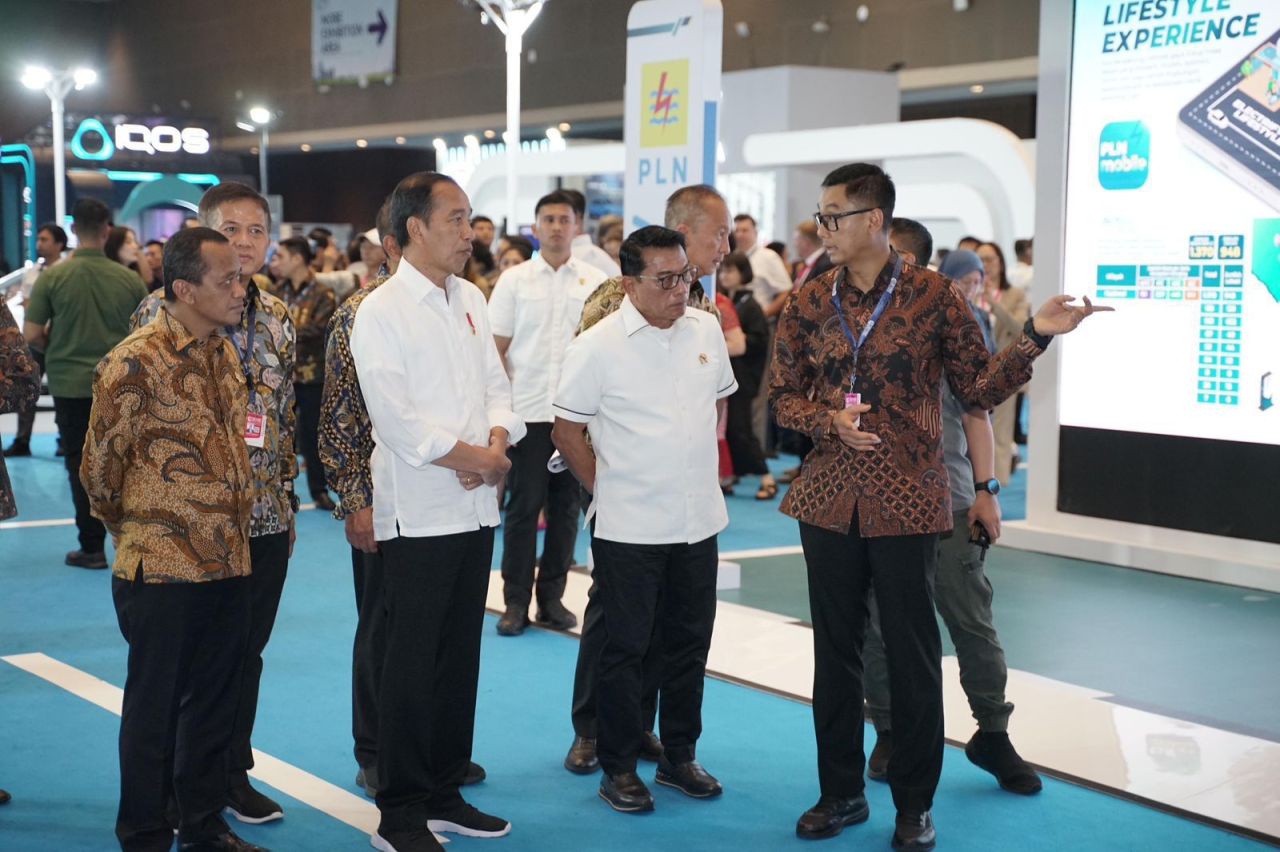 Presiden Republik Indonesia Joko Widodo (Jokowi) mengunjungi Booth PT PLN (Persero) dalam gelaran Periklindo Electric Vehicle Show (PEVS) 2024, di JIExpo Kemayoran (3/05). (Foto: PLN for Jatimkini.com)