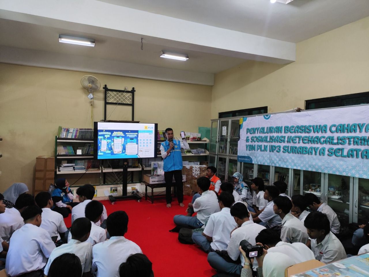 Peringati hari pendidikan nasional, PT PLN (Persero) Unit Induk Distribusi (UID) Jawa Timur melalui Yayasan Baitul Mal (YBM) berikan beasiswa kepada 232 pelajar dhuafa tingkat SMP dan SMA di Jawa Timur. (Foto: PLN for Jatimkini.com)