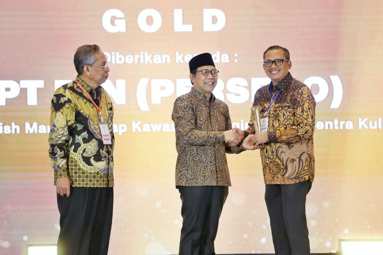 Menteri Desa PDTT, Abdul Halim Iskandar menyerahkan penghargaan kepada General Manager PLN Unit Induk Distribusi (UID) Jawa Timur, Agus Kuswardoyo. (Foto: PLN for Jatimkini.com)