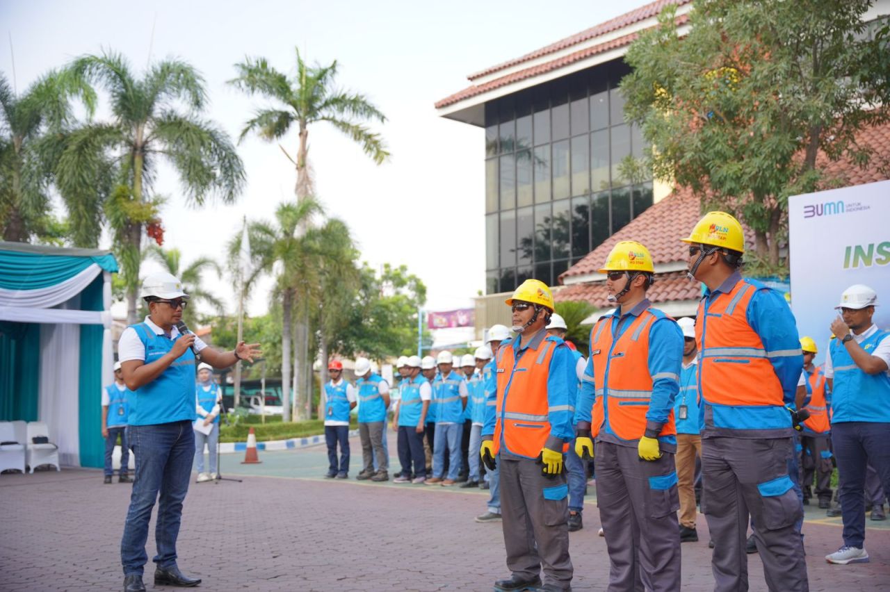 General Manager PLN Unit Induk Distribusi (UID) Jawa Timur, Agus Kuswardoyo memberikan arahan kepada personil. (Foto: PLN for Jatimkini.com)