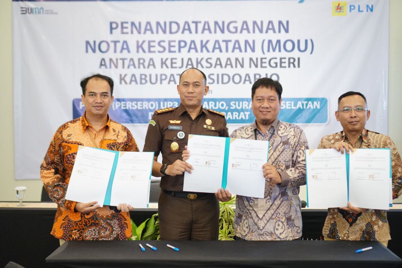 Penandatanganan Nota Kesepahaman PLN Unit Pelaksana Pelayanan Pelanggan (UP3) Sidoarjo beserta PLN UP3 Surabaya Barat dan PLN UP3 Surabaya Selatan dengan Kejaksaan Negeri (Kejari) Kabupaten Sidoarjo (7/5). (Foto: PLN for Jatimkini.com)