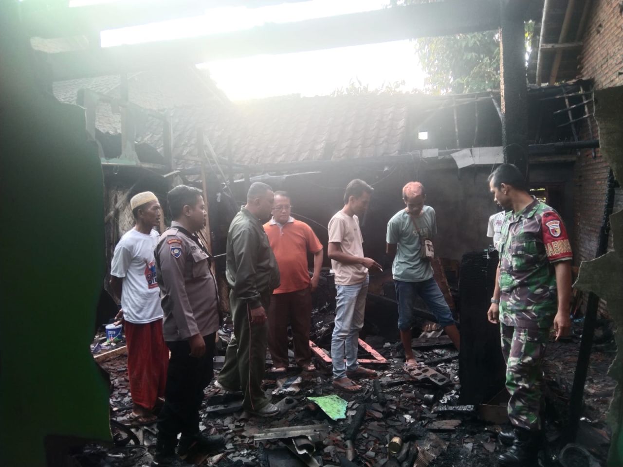 Di duga konsliting listrik sebuah rumah di lalap  si jago merah (  Foto : Jatimkini.com/ CR 01 )