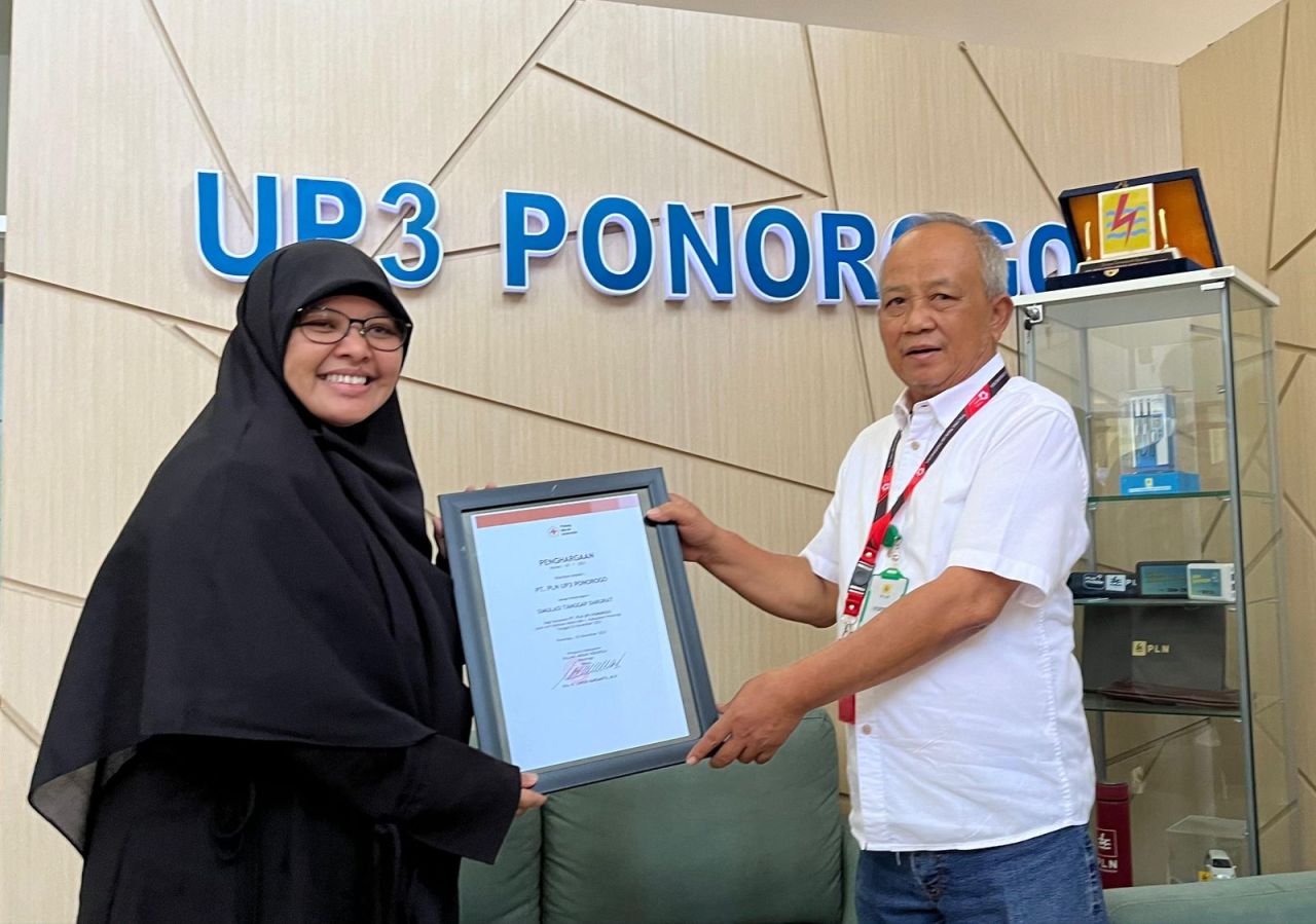 Ketua PMI Kabupaten Ponorogo, Luhur Karsanto serahkan penghargaan di Kantor PLN Unit Pelaksana Pelayanan Pelanggan (UP3) Ponorogo. (Foto: PLN for Jatimkini.com)