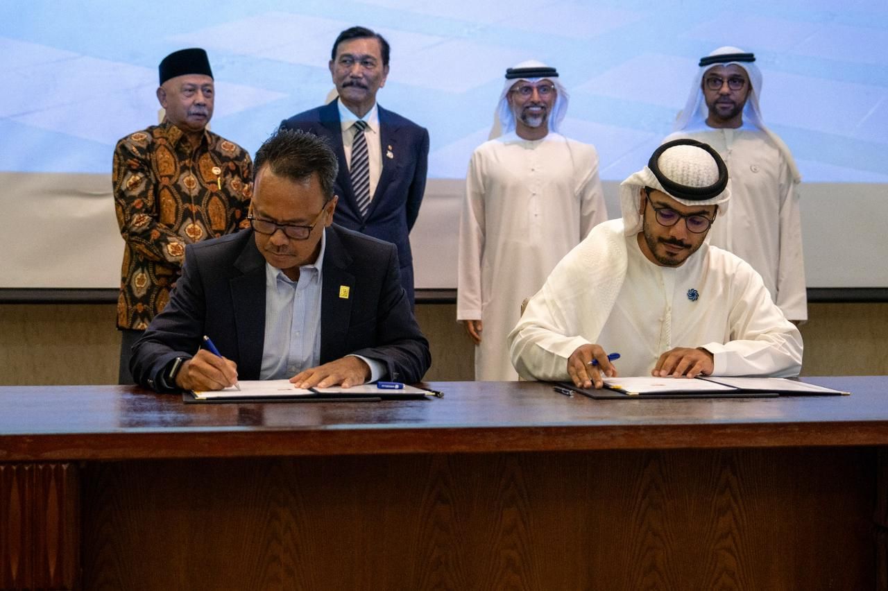 Dubes RI Husin Bagis (kiri) ; Menteri Marvest RI  Luhut Binsar Pandjaitan (dua dari kiri);  3). Menteri Energy UAE - Suhail Al Mazroui  (dua dari kanan); Duta Besar UAE untuk Indonesia Abdulla Salem AlDhaheri (kanan) saat menyaksikan penandatangan Joint S