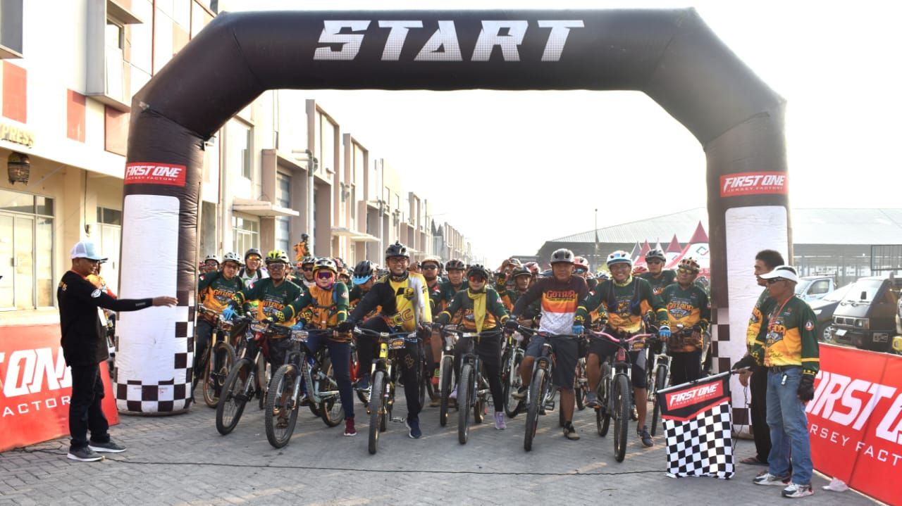 Karnowo (kanan) memegang bendera start, bersiap melepas rombongan peserta Gotada XXIV (Foto : Jatimkini.com/Rere).