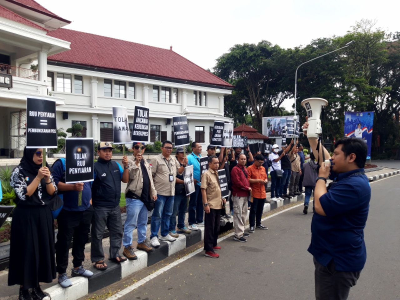 Wartawan di Kota Malang unjuk rasa menolak revisi Undang-Undang Penyiaran, Jumat (17/5). Foto: Jatimkini/Bagus Suryo