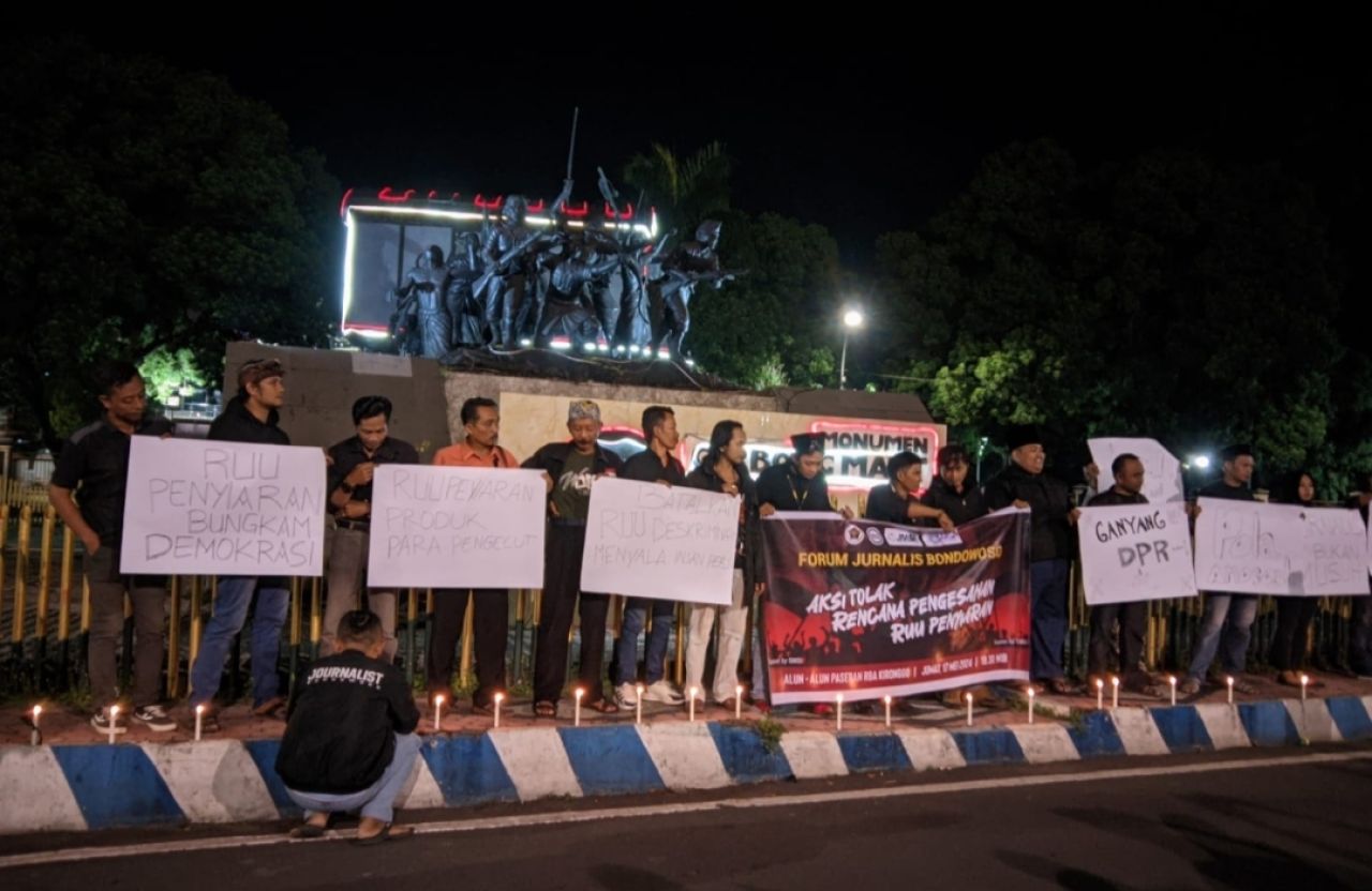Puluhan jurnalis Bondowoso lakukan penolakan atas RUU penyiaran di Dmdepan Kantor DPRD Bondowoso. (Foto: Jatimkini/ CR 01)