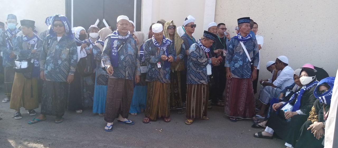 Para jemaah haji Indonesia dibawah naungan KBIHU Al Hikmah Surabaya  saat berada di percetakan Al Qur an di Madinah ( Foto : Jatimkini.com )