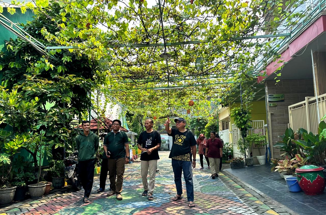 Pengurus Kampung Edukasi Sampah menjelaskan pengelolaan lingkungan kepada warga Benowo, Minggu (5/5/2024). 