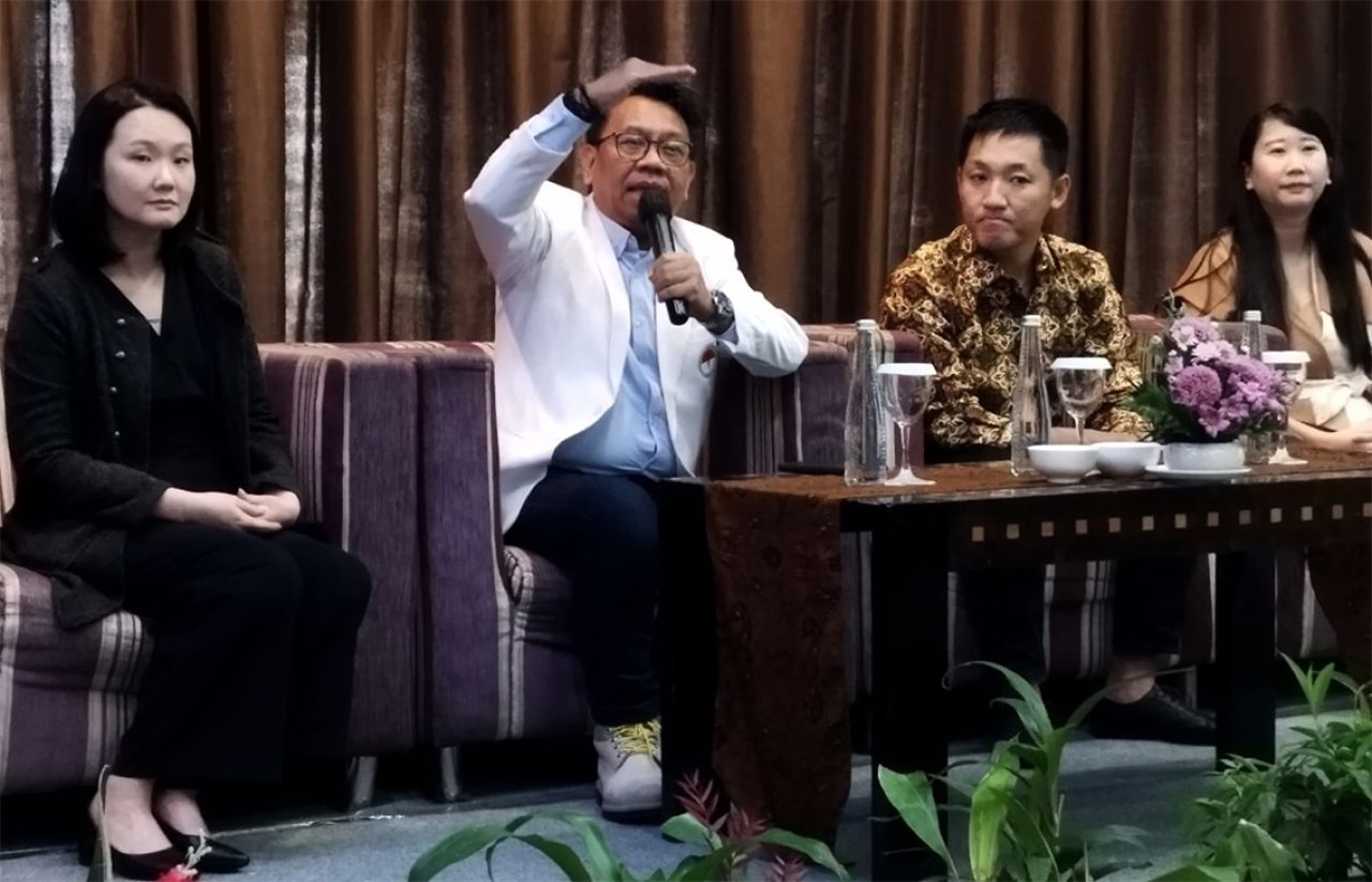 Ketua PDUI jatim Ade Armada Sutedja (dua dari kiri) mengingatkan bahaya penyakit hipertensi yang disebut-sebut sebagai silent killer. (Foto: Rochman Arief/jatimkini.com)