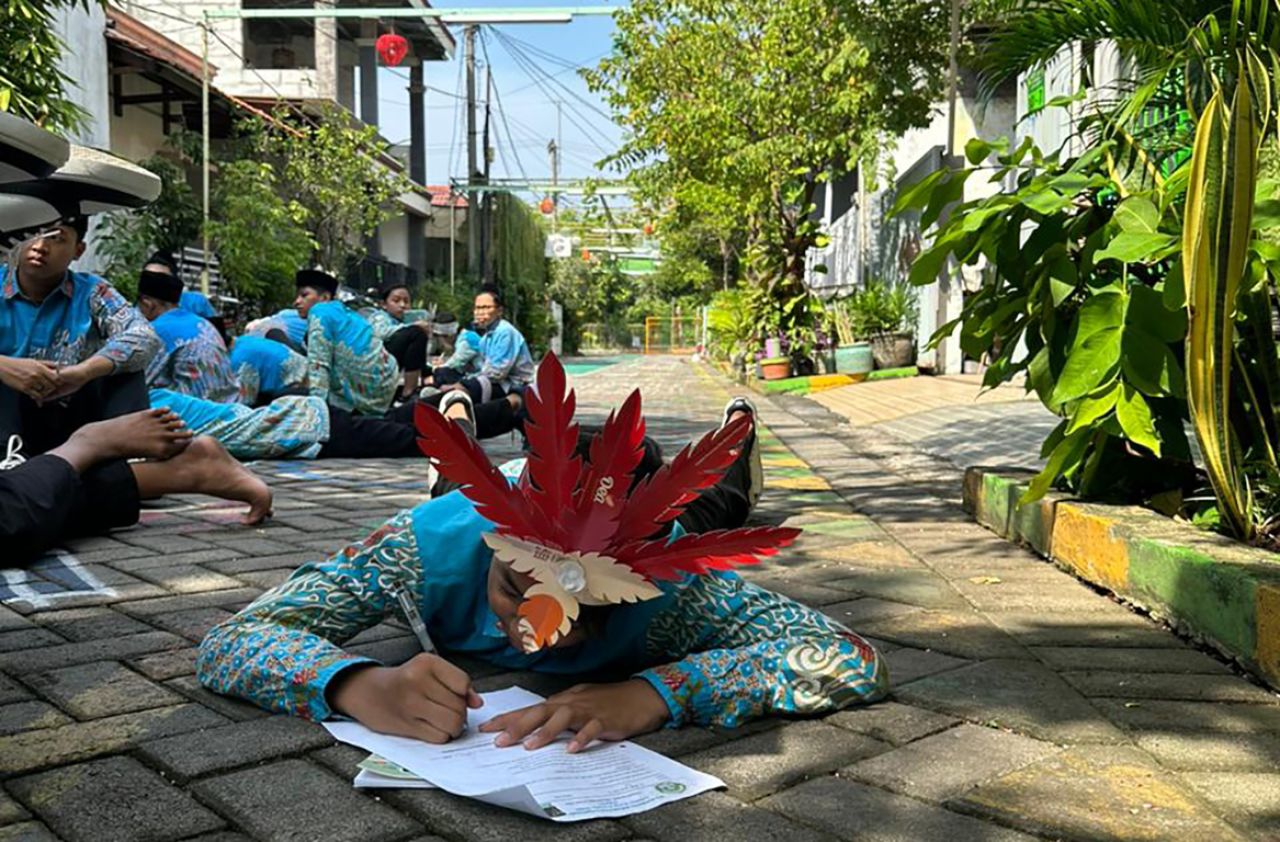 Salah satu santri MTS Manbaul Hikam Sidoarjo belajar mengenal dan mengelola sampah di Kampung Edukasi Sampah.