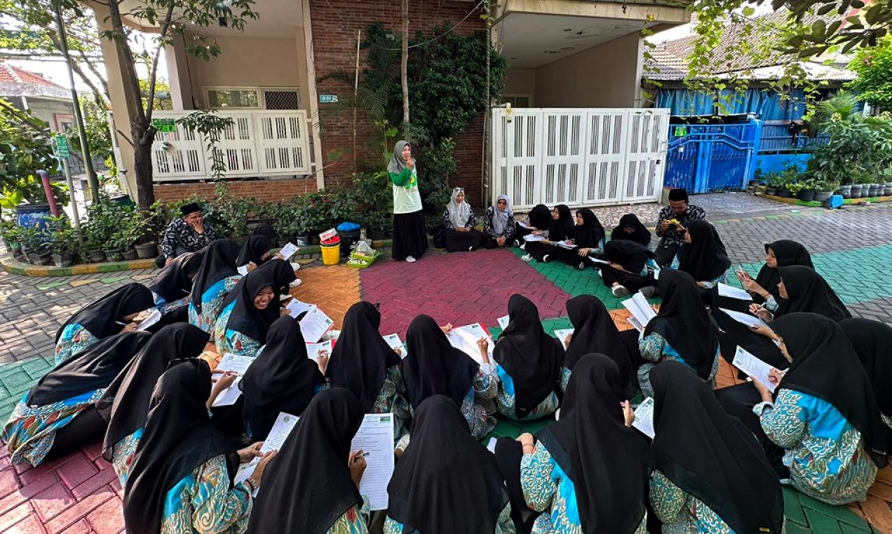Ratusan santri MTS Manbaul HIkam mendengarkan paparan cara mengolah sampah dan menjaga lingkungan di KES. (Foto-foto: Kampung Edukasi Sampah)